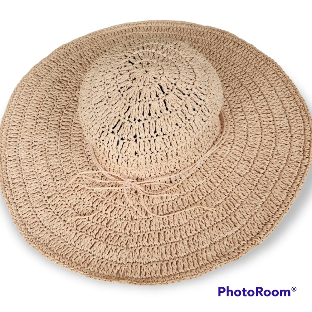 Tropical Trends Croched Toyo Big Brim Sun Hat with flower detail